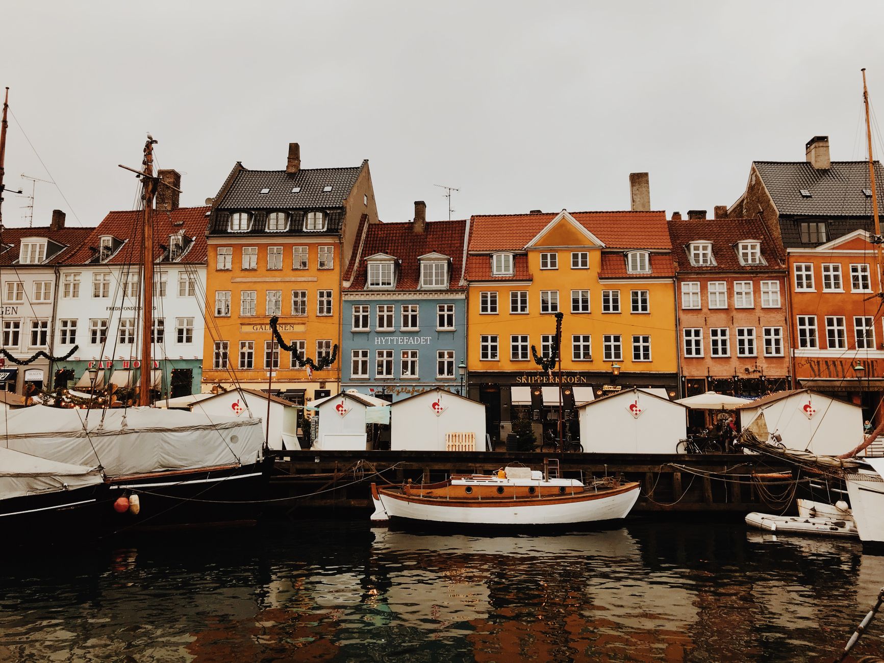 Farverige huse og både ved en havnekaj